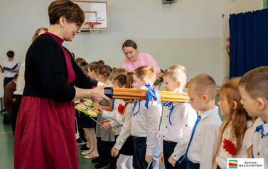 Ślubowanie pierwszoklasist&oacute;w w ZSP w Domiechowicach 67