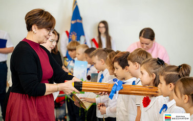 Ślubowanie pierwszoklasist&oacute;w w ZSP w Domiechowicach 68