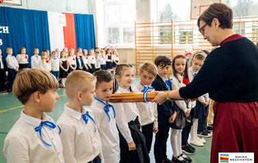 Ślubowanie pierwszoklasist&oacute;w w ZSP w Domiechowicach 70