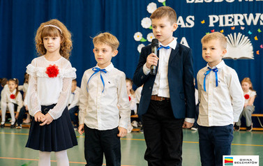 Ślubowanie pierwszoklasist&oacute;w w ZSP w Domiechowicach 96