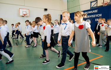 Ślubowanie pierwszoklasist&oacute;w w ZSP w Domiechowicach 116