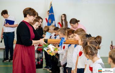 Ślubowanie pierwszoklasist&oacute;w w ZSP w Domiechowicach 120