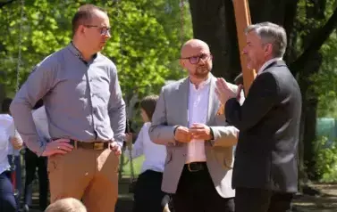 Plac zabaw przy ZSP w Łękawie jest już gotowy 6