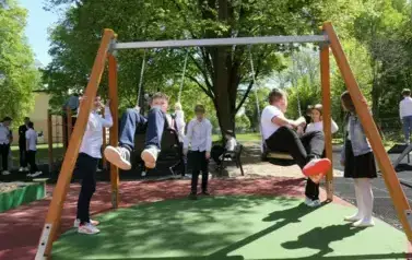 Plac zabaw przy ZSP w Łękawie jest już gotowy 13