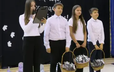 Ślubowanie pierwszak&oacute;w w Zespole Szkolno - Przedszkolnym w Łękawie 16