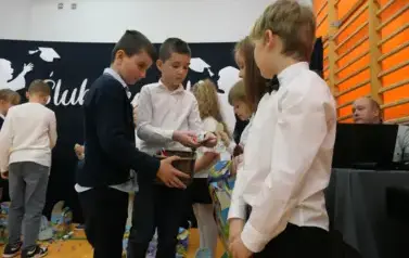 Ślubowanie pierwszak&oacute;w w Szkole Podstawowej w Dobiecinie 13