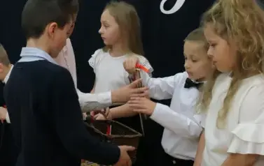 Ślubowanie pierwszak&oacute;w w Szkole Podstawowej w Dobiecinie 15