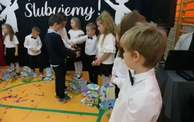 Ślubowanie pierwszak&oacute;w w Szkole Podstawowej w Dobiecinie 16