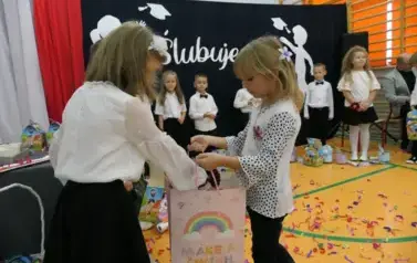 Ślubowanie pierwszak&oacute;w w Szkole Podstawowej w Dobiecinie 19