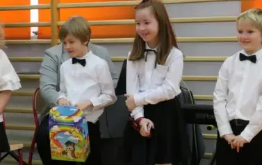 Ślubowanie pierwszak&oacute;w w Szkole Podstawowej w Dobiecinie 20