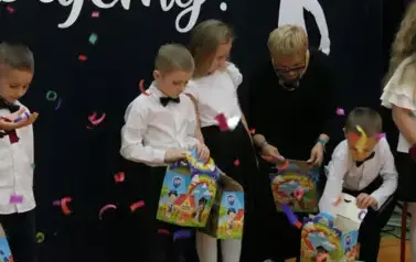 Ślubowanie pierwszak&oacute;w w Szkole Podstawowej w Dobiecinie 21