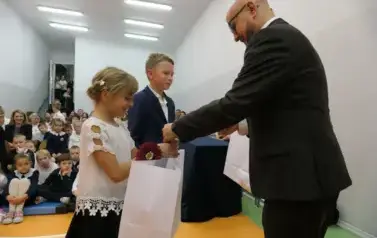 Ślubowanie pierwszak&oacute;w w Szkole Podstawowej w Dobiecinie 28