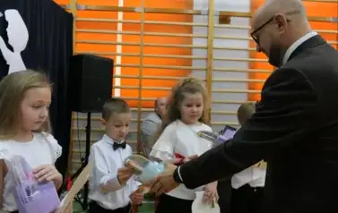 Ślubowanie pierwszak&oacute;w w Szkole Podstawowej w Dobiecinie 31