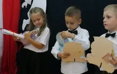 Ślubowanie pierwszak&oacute;w w Szkole Podstawowej w Dobiecinie 33