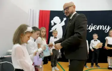 Ślubowanie pierwszak&oacute;w w Szkole Podstawowej w Dobiecinie 34