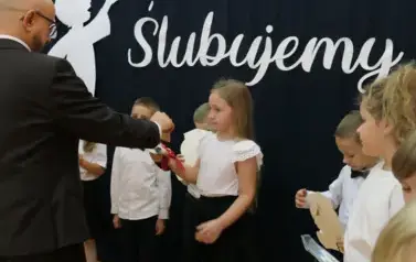 Ślubowanie pierwszak&oacute;w w Szkole Podstawowej w Dobiecinie 39