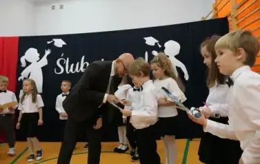 Ślubowanie pierwszak&oacute;w w Szkole Podstawowej w Dobiecinie 41