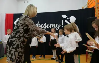 Ślubowanie pierwszak&oacute;w w Szkole Podstawowej w Dobiecinie 42