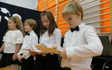 Ślubowanie pierwszak&oacute;w w Szkole Podstawowej w Dobiecinie 44