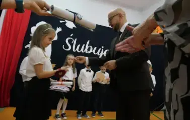 Ślubowanie pierwszak&oacute;w w Szkole Podstawowej w Dobiecinie 48