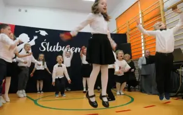 Ślubowanie pierwszak&oacute;w w Szkole Podstawowej w Dobiecinie 52