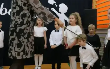 Ślubowanie pierwszak&oacute;w w Szkole Podstawowej w Dobiecinie 59