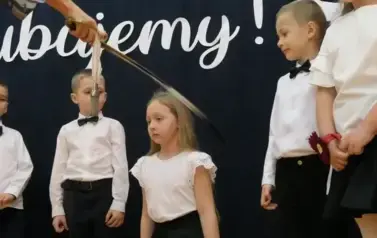 Ślubowanie pierwszak&oacute;w w Szkole Podstawowej w Dobiecinie 63