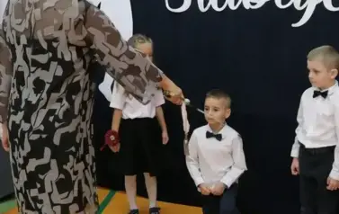 Ślubowanie pierwszak&oacute;w w Szkole Podstawowej w Dobiecinie 67