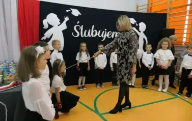 Ślubowanie pierwszak&oacute;w w Szkole Podstawowej w Dobiecinie 71