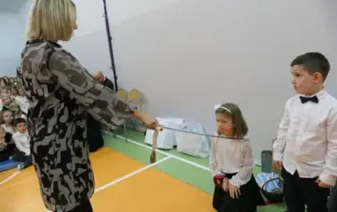 Ślubowanie pierwszak&oacute;w w Szkole Podstawowej w Dobiecinie 73