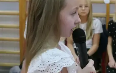 Ślubowanie pierwszak&oacute;w w Szkole Podstawowej w Dobiecinie 75