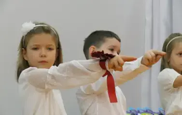 Ślubowanie pierwszak&oacute;w w Szkole Podstawowej w Dobiecinie 77