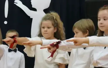 Ślubowanie pierwszak&oacute;w w Szkole Podstawowej w Dobiecinie 81