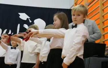 Ślubowanie pierwszak&oacute;w w Szkole Podstawowej w Dobiecinie 83