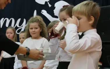 Ślubowanie pierwszak&oacute;w w Szkole Podstawowej w Dobiecinie 100