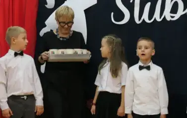 Ślubowanie pierwszak&oacute;w w Szkole Podstawowej w Dobiecinie 101