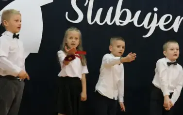 Ślubowanie pierwszak&oacute;w w Szkole Podstawowej w Dobiecinie 103