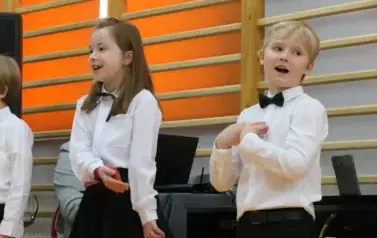 Ślubowanie pierwszak&oacute;w w Szkole Podstawowej w Dobiecinie 105