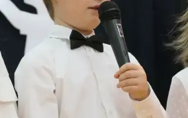 Ślubowanie pierwszak&oacute;w w Szkole Podstawowej w Dobiecinie 108