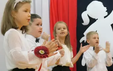 Ślubowanie pierwszak&oacute;w w Szkole Podstawowej w Dobiecinie 113