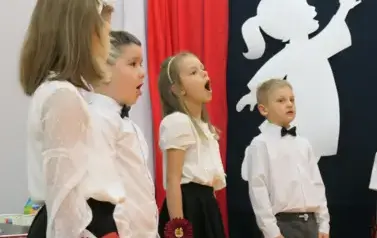 Ślubowanie pierwszak&oacute;w w Szkole Podstawowej w Dobiecinie 115