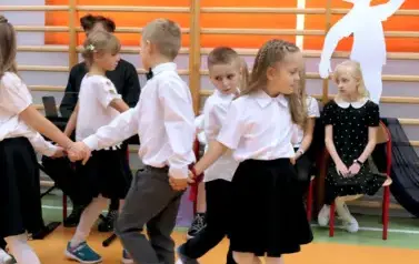 Ślubowanie pierwszak&oacute;w w Szkole Podstawowej w Dobiecinie 117