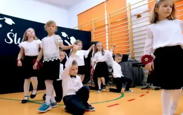 Ślubowanie pierwszak&oacute;w w Szkole Podstawowej w Dobiecinie 118