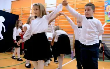 Ślubowanie pierwszak&oacute;w w Szkole Podstawowej w Dobiecinie 120