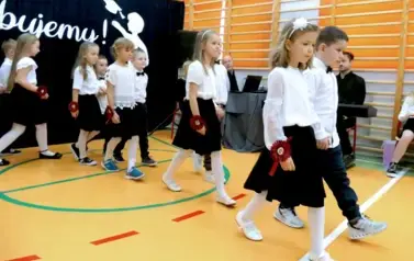 Ślubowanie pierwszak&oacute;w w Szkole Podstawowej w Dobiecinie 123