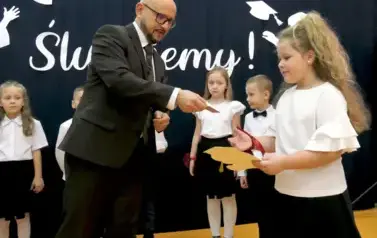 Ślubowanie pierwszak&oacute;w w Szkole Podstawowej w Dobiecinie 130