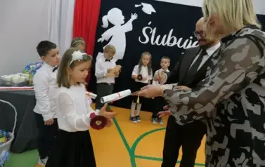 Ślubowanie pierwszak&oacute;w w Szkole Podstawowej w Dobiecinie 132