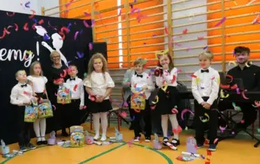 Ślubowanie pierwszak&oacute;w w Szkole Podstawowej w Dobiecinie 133