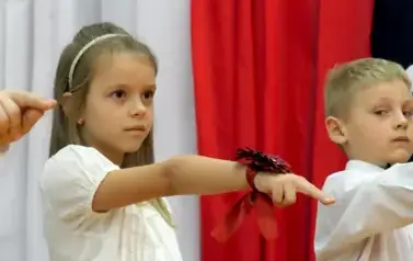 Ślubowanie pierwszak&oacute;w w Szkole Podstawowej w Dobiecinie 134