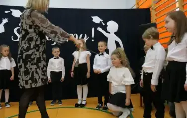 Ślubowanie pierwszak&oacute;w w Szkole Podstawowej w Dobiecinie 137